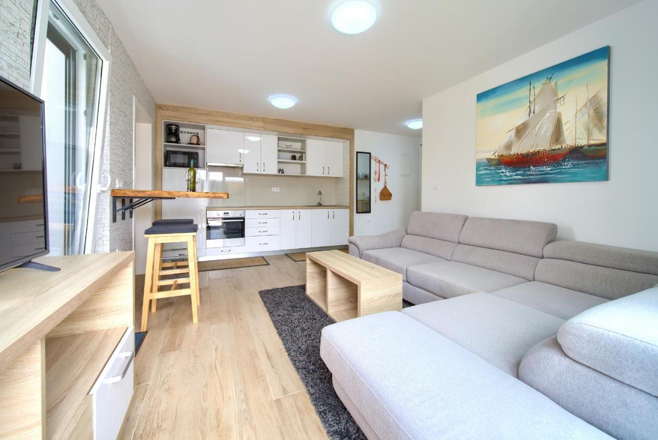Apartments Nadica Deluxe Malinska Buitenkant foto